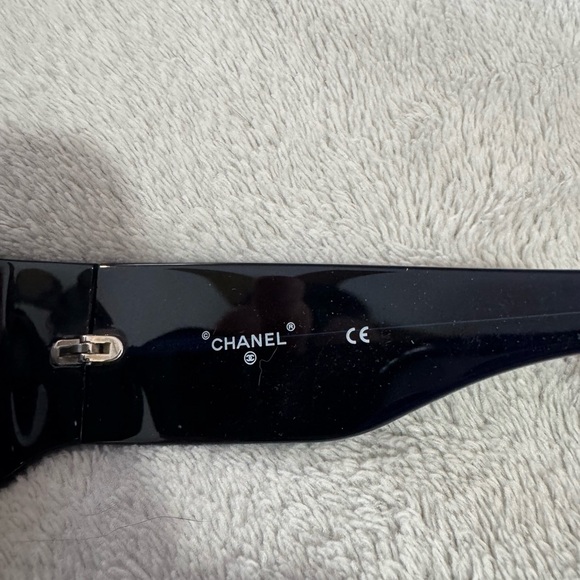 CHANEL Navy Blue and Black Oversized Women\'s Sunglasses with Quilted Case main image 3